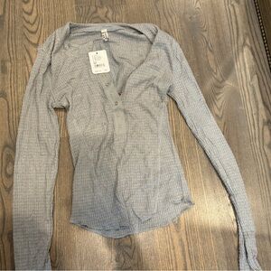 Perfect condition, free people long sleeve size XS. Tags still on.